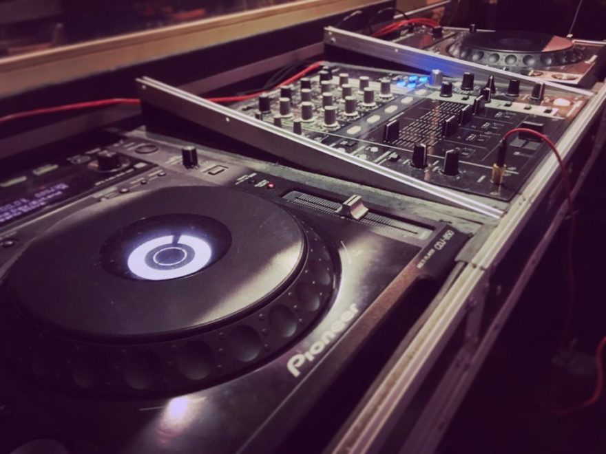 Matériel DJ - tables de mixages, platines, accessoires