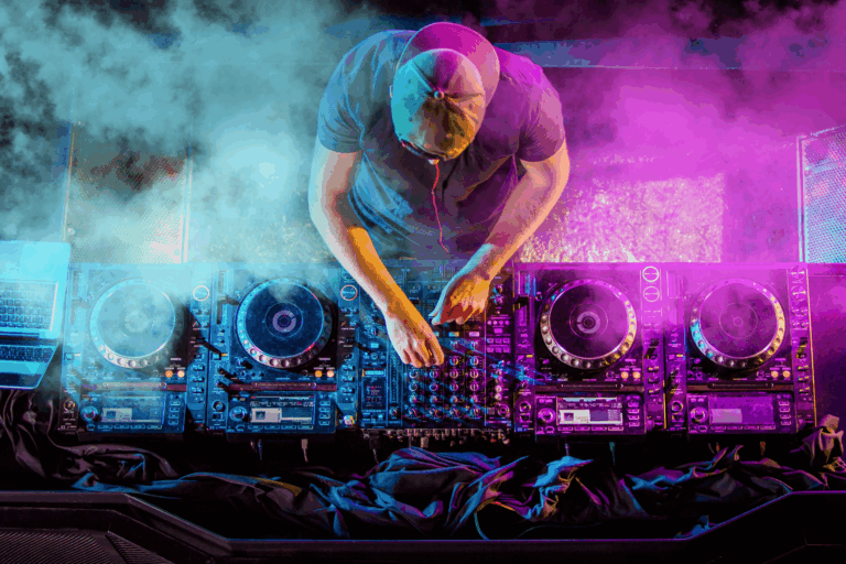 DJ en train de mixer sur platines avec effets lumineux, illustration pour formation DJ en ligne pour débutants