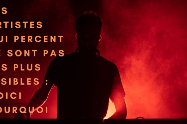 DJ sur scène dans une ambiance rouge — Les artistes qui percent ne sont pas les plus visibles